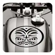 Pegatina sol tribal negra aplicada sobre el depósito de una motocicleta