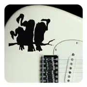 Diseño negro de dos buitres sobre una rama, aplicado junto al puente de una guitarra
