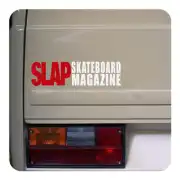 «SLAP SKATEBOARD MAGAZINE»-Aufkleber auf der Rückseite eines Transporters