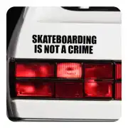 Schwarzer Text „SKATEBOARDING IS NOT A CRIME“ auf dem Heck eines Fahrzeugs