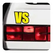 Design VS jaune et noir appliqué près des feux arrière d’un véhicule