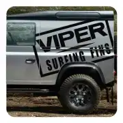 Design VIPER SURFING FINS appliqué en noir sur le côté d’une camionnette