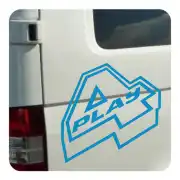 Blauer FOUR PLAY Aufkleber an der weißen Seite eines Transporters
