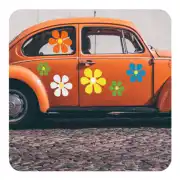 Flores adhesivas de colores aplicadas en el lateral de un coche clásico naranja