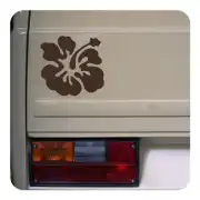 Flor hibiscus marrón aplicada en la parte trasera de una furgoneta