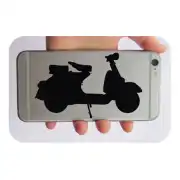 Silhouette noire d’un scooter classique appliquée sur l’arrière d’un téléphone