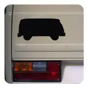 Schwarze Silhouette eines T1-Campingbusses am Heck eines Fahrzeugs