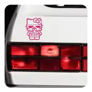 Vinilo rosa de gata con casco espacial aplicado junto a una luz trasera