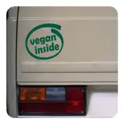 Grüner «vegan inside»-Aufkleber am Heck eines Fahrzeugs