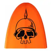 Crâne portant un casque militaire noir appliqué sur une surface orange