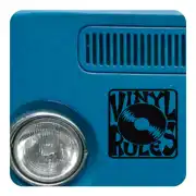 Schwarzer VINYL RULES-Aufkleber auf der blauen Fahrzeugfront
