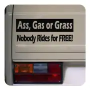 Autocollant texte « Ass, Gas or Grass. Nobody Rides for FREE! » appliqué à l’arrière d’une caravane