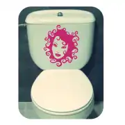 Rostro femenino pin-up en rosa aplicado en la cisterna de un inodoro
