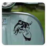 Schwarzes Surfermotiv auf einem Surfbrett an der Rückseite eines Fahrzeugs