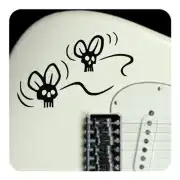 Vinilo de dos moscas con calaveras aplicado sobre una guitarra blanca
