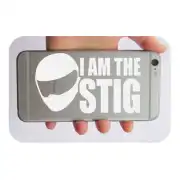Adhesivo I AM THE STIG en blanco aplicado sobre la carcasa de un teléfono móvil