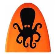 Pulpo negro colocado sobre una tabla de surf naranja
