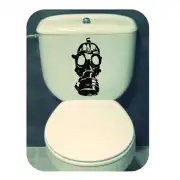 Gasmasken-Vinyl auf dem Spülkasten einer Toilette angebracht
