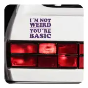 Texte « I’M NOT WEIRD YOU’RE BASIC » appliqué à l’arrière d’un véhicule