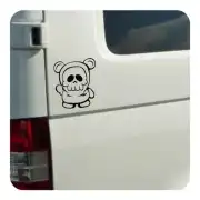 Pegatina negra de oso con calavera aplicada en la carrocería blanca de un vehículo