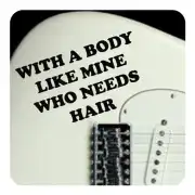 Texte « WITH A BODY LIKE MINE WHO NEEDS HAIR » appliqué sur le corps d’une guitare