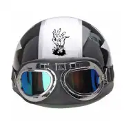 Mano zombi negra aplicada sobre un casco negro con gafas