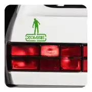 Diseño zombi verde aplicado en la parte trasera de un vehículo, sobre los pilotos