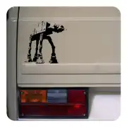 Silhouette noire d’un AT-AT appliquée à l’arrière d’une camionnette