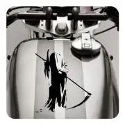 Guadaña aplicada sobre el depósito de una motocicleta
