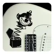 Design noir d’un personnage souriant sautant d’une boîte, appliqué près du chevalet d’une guitare