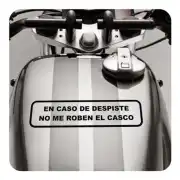Vinilo con aviso sobre el casco aplicado en el depósito de una moto