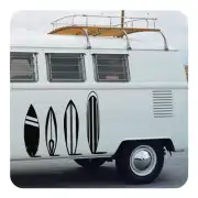 Autocollant avec quatre planches de surf noires appliquées sur le côté d’un van aménagé