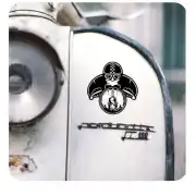 Vinilo negro de piloto café racer aplicado junto al faro de una moto clásica