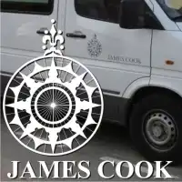 Vinilo James Cook con emblema circular aplicado en una furgoneta blanca.