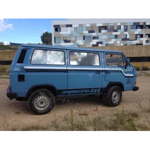 Furgoneta azul con vinilo syncro 4x4 aplicado en la parte baja lateral