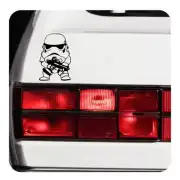 Autocollant Stormtrooper posé à l’arrière d’un véhicule, à côté des feux arrière