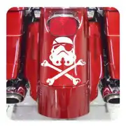 Pegatina blanca de Stormtrooper con llaves cruzadas aplicada sobre una superficie roja