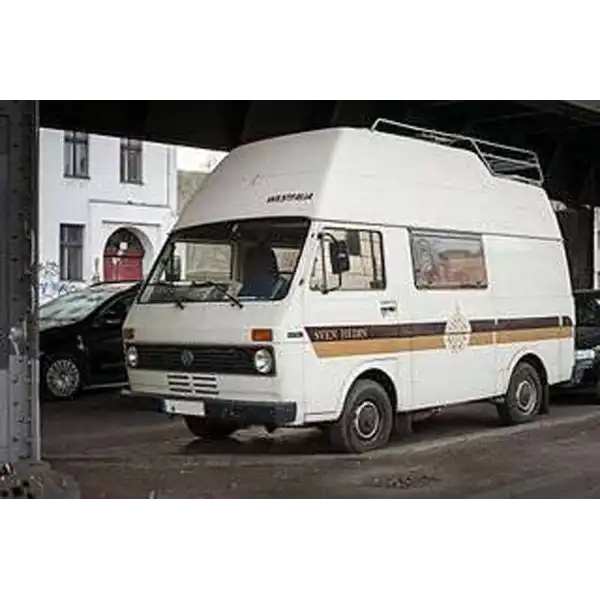 Furgoneta camper blanca con franjas laterales y texto SVEN HEDIN