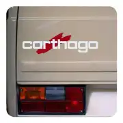 Vinilo Carthago blanco y rojo aplicado junto a una luz trasera