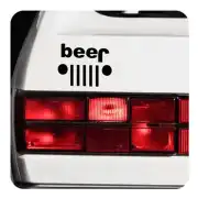 Autocollant noir « beer » avec deux points et cinq barres posé sur l’arrière d’un véhicule
