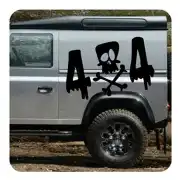 Diseño negro «4x4» con calavera y huesos cruzados aplicado en el lateral de un todoterreno