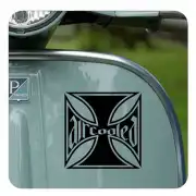 AIRCOOLED Aufkleber mit Malteserkreuz am Heck eines Fahrzeugs