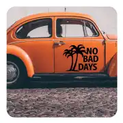 Autocollant « NO BAD DAYS » posé sur la portière d’une voiture classique orange