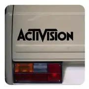 Logotipo Activision negro aplicado en la parte trasera de un vehículo