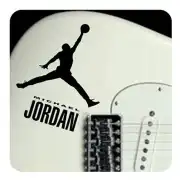 Vinilo Michael Jordan negro aplicado sobre una guitarra blanca
