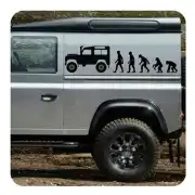 Aufkleber mit menschlicher Evolution und Geländewagen an der Seite eines Transporters
