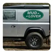Ovaler «MUD LOVER»-Aufkleber an der Seite eines Geländefahrzeugs
