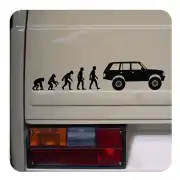 Vinilo de evolución humana que termina en un todoterreno, colocado sobre carrocería gris.