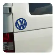Pegatina azul con emblema VW aplicada en el lateral de una furgoneta blanca