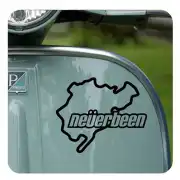 Autocollant Neverbeen appliqué à l’arrière d’un scooter
